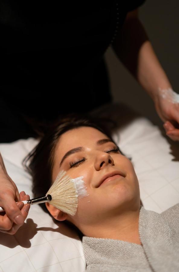 Runo Hotel Porvoo Ngoại thất bức ảnh A woman receiving a facial